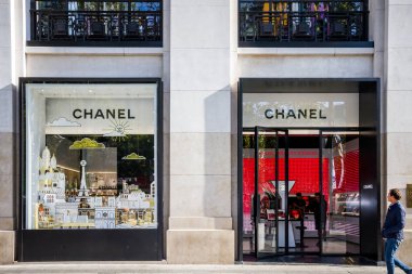 Paris - 10 Eylül 2019: Chanel lüks parfüm dükkanı 