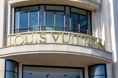 Paris - 10 Eylül 2019: Louis Vuitton Lüks Mağazası
