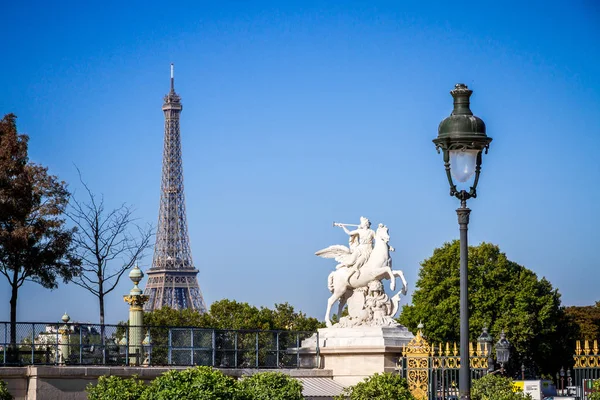 Statua in marmo e vista sulla Torre Eiffel dal Giardino delle Tuileries, P — Foto Stock