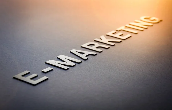 Palavra e-marketing escrito com letras sólidas brancas — Fotografia de Stock