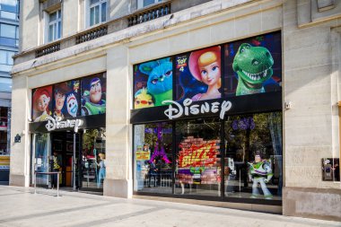 Paris - 10 Eylül 2019: Champs 'deki Disney mağazasının girişi