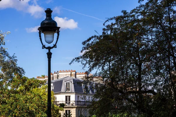 PARIS - 3 septembre 2019 : Vue sur le bâtiment Haussmann depuis le But — Photo