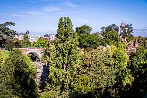 Sibyl temple and pond in Buttes-Chaumont Park, Παρίσι — Φωτογραφία Αρχείου