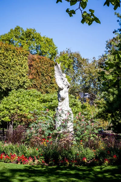 Engelsstatue in luxemburgischen Gärten, Paris — Stockfoto