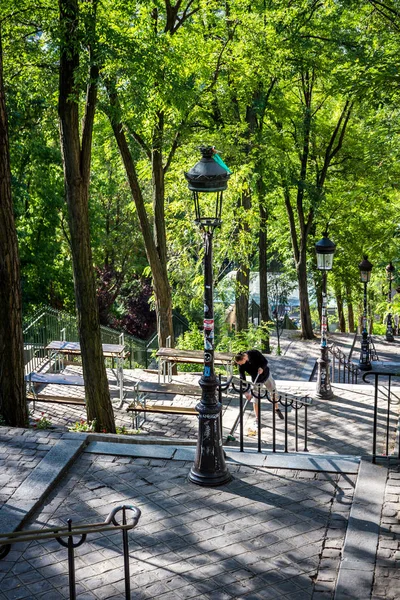 PARIS - September 6, 2019 : Typical Parisian stairway street on — Stock Photo, Image