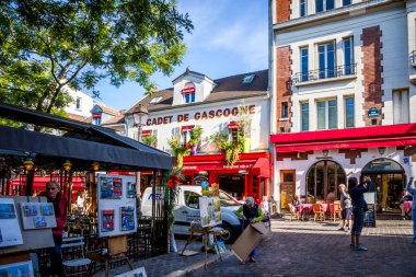 Paris - 6 Eylül 2019: Place du 'daki restoranların terasları 