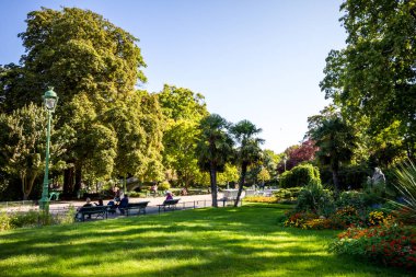 Paris - 10 Eylül 2019: Parc Monceau 'daki İnsanlar