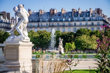 Paris - 10 Eylül 2019: Tuileries Ga göleti ve koridorları