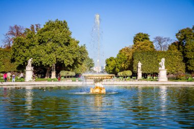 Paris - 10 Eylül 2019 Tuileries Garden göleti, Obelisk ve 