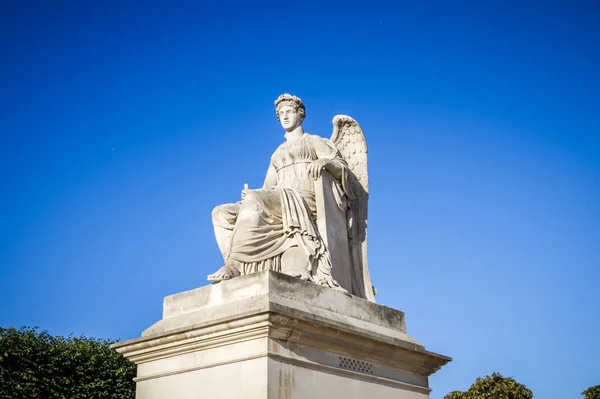 Statua storica vicino all'Arco Trionfale della Carrousella, Parigi , — Foto Stock