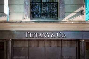 Paris - 10 Eylül 2019: Tiffany and Co kuyumcu dükkanı