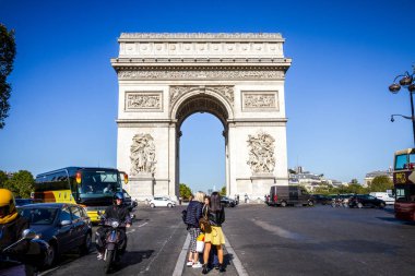 Paris - 10 Eylül 2019: Turist önünde fotoğraf çekiyor