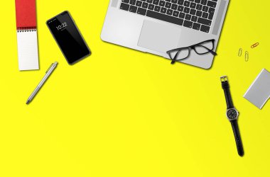 Ofis masası mockup üst görünümü sarı izole