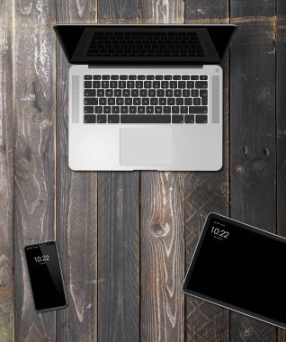 Dizüstü bilgisayar, tablet ve telefon seti ahşap bir arka plan üzerinde mockup. 3d r