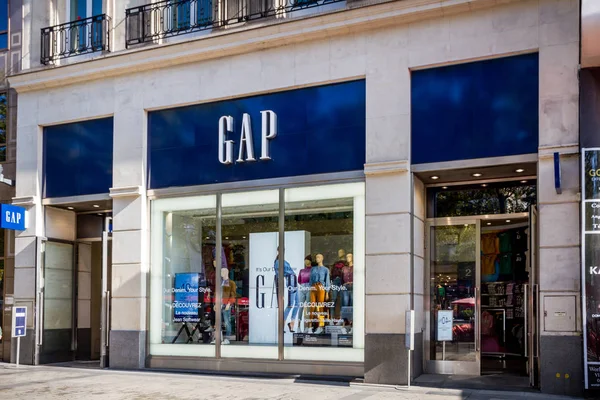 Paris - 10 de setembro de 2019: A loja de moda GAP na Champs-Ely — Fotografia de Stock