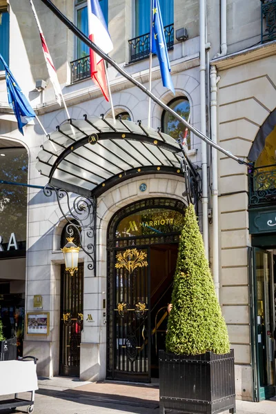 Parijs - 10 september 2019: de luxe entree van het Marriott hotel — Stockfoto