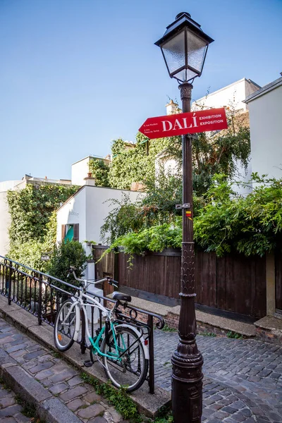 PARÍS - 6 de septiembre de 2019: Calle típica parisina en Butte Mon —  Fotos de Stock