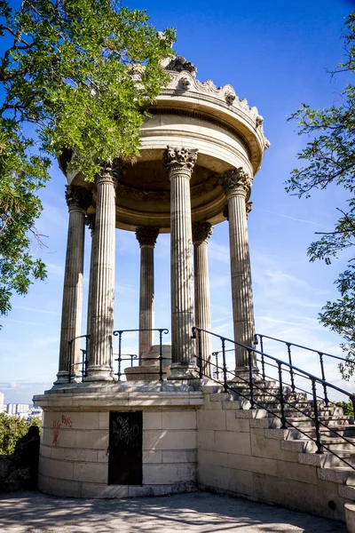 Templo de Sibyl en el parque Buttes-Chaumont, París —  Fotos de Stock