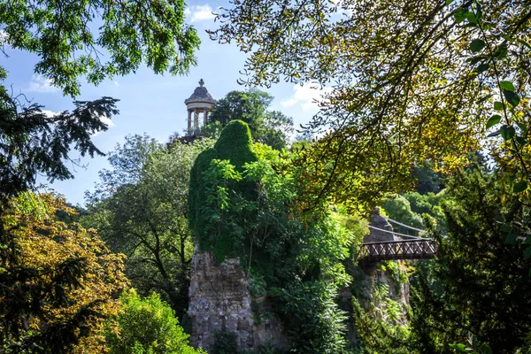 Tempio siberiano e stagno nel Parco Buttes-Chaumont, Parigi — Foto Stock