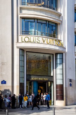 Paris - 10 Eylül 2019: C 'deki Louis Vuitton lüks mağazası