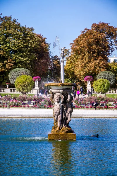 PARIS - September 19, 2019 : Pond and fountain in Luxembourg Gar — 스톡 사진