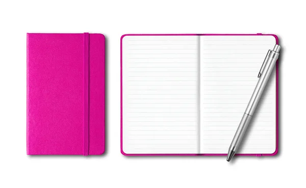 Ροζ κλειστά και ανοιχτά σημειωματάρια με ένα στυλό απομονωμένο σε λευκό — Φωτογραφία Αρχείου