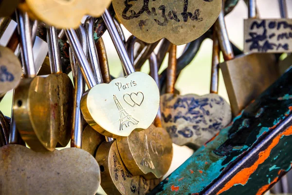 Love Paris Hangsloten hangend aan een hek — Stockfoto