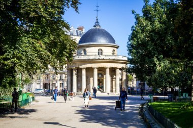 Paris - 10 Eylül 2019: Parc Monceau Rotonde