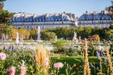 Paris - 10 Eylül 2019: Tuileries Ga göleti ve koridorları