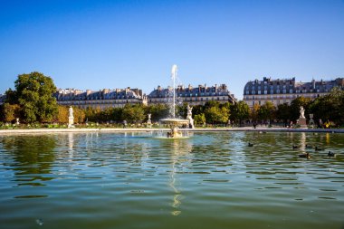 Paris - 10 Eylül 2019: Tuileries Ga göleti ve koridorları
