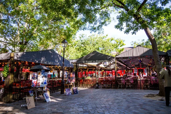 PARÍS - 6 de septiembre de 2019: Terrazas de restaurantes en Place du —  Fotos de Stock