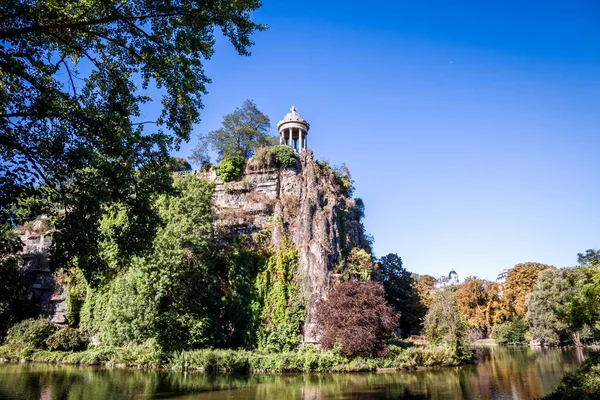 Templo y lago de Sibyl en el parque Buttes-Chaumont, París — Foto de Stock