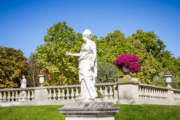 Socha Minervy v lucemburských zahradách, Paříž — Stock fotografie
