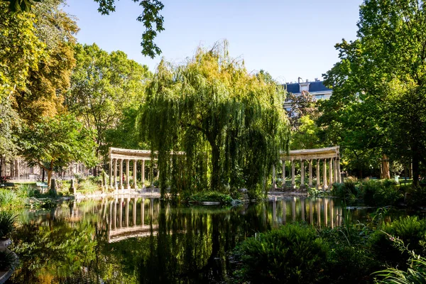 Corinthian colonnade in Parc Monceau, Párizs, Franciaország — Stock Fotó