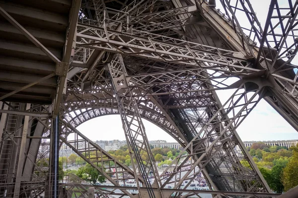 Строительство Эйфелевой башни, Париж, Франция — стоковое фото