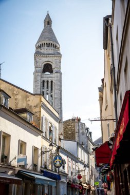 Paris - 6 Eylül 2019: Tipik Paris sokağı ve dükkanları
