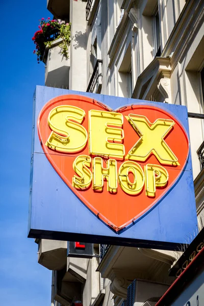 Parijs - 6 september 2019: Sex Shop entreebord in Pigalle di — Stockfoto