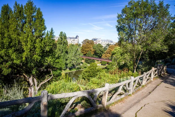 Pond in Buttes-Chaumont Park, Paris — стокове фото