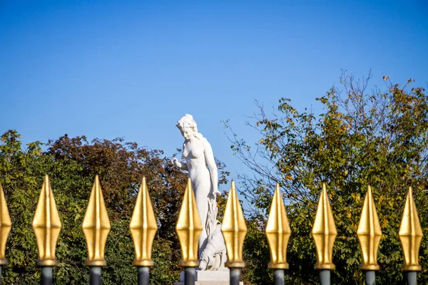 A nimfa szobor Tuileries Garden bejárati kapujában, Párizs — Stock Fotó