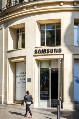 Paris - 10 Eylül 2019: Samsung Elektronik Mağazası