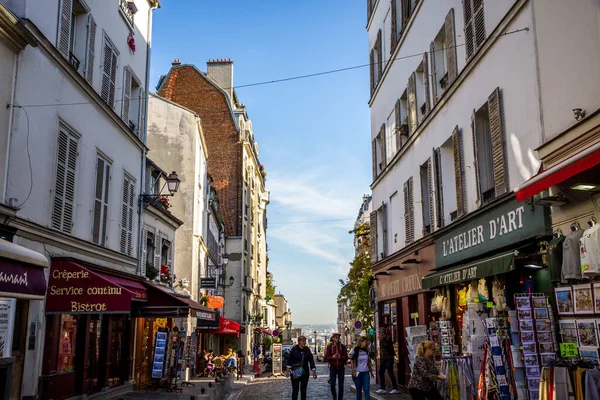 Paris - 6. September 2019: typische Pariser Straße und Geschäfte auf — Stockfoto