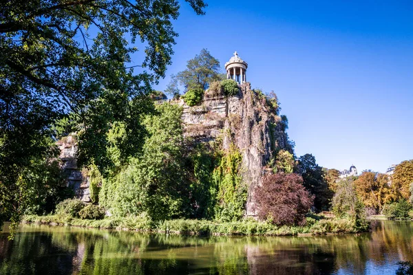 Templo y lago de Sibyl en el parque Buttes-Chaumont, París — Foto de Stock