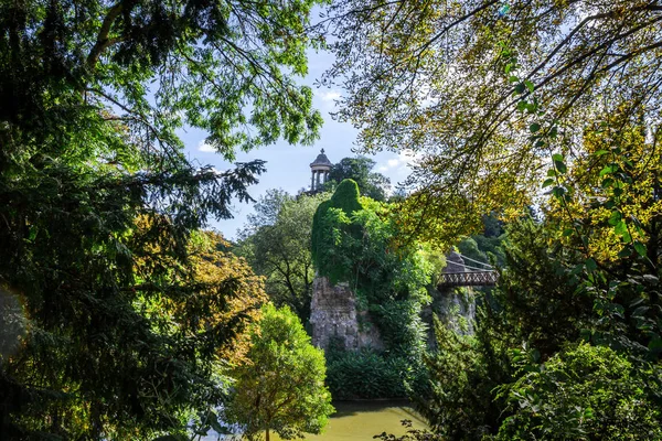 Templo de Sibyl e lagoa em Buttes-Chaumont Park, Paris — Fotografia de Stock