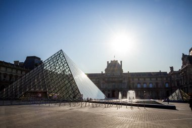 Paris - 10 Eylül 2019 Louvre Müzesi ve Piramit