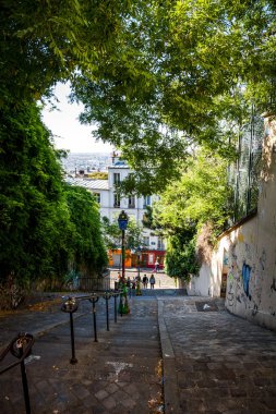 Paris - 6 Eylül 2019: Tipik Paris merdiven sokağı 