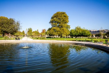 Paris - 10 Eylül 2019: Tuileries Ga göleti ve koridorları