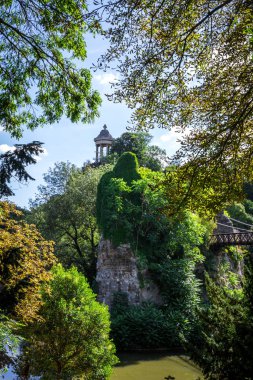 Buttes-Chaumont Park, Paris 'teki Sibyl tapınağı ve göleti.