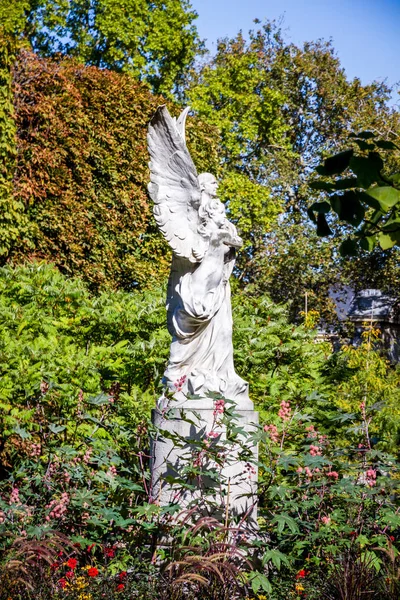 Ängelstaty i Luxemburgs trädgårdar, Paris — Stockfoto