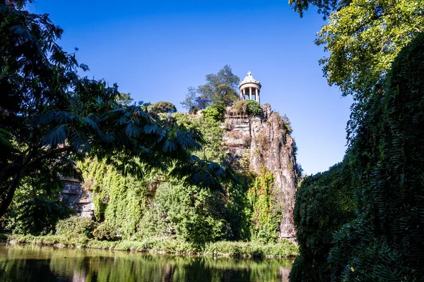 Templo Sibyl Lago Buttes Chaumont Park Paris França — Fotografia de Stock