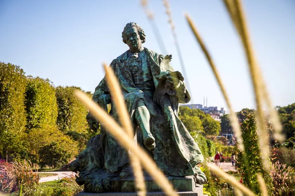 Бронзова Статуя Jardin Des Plantes Park Paris France — стокове фото